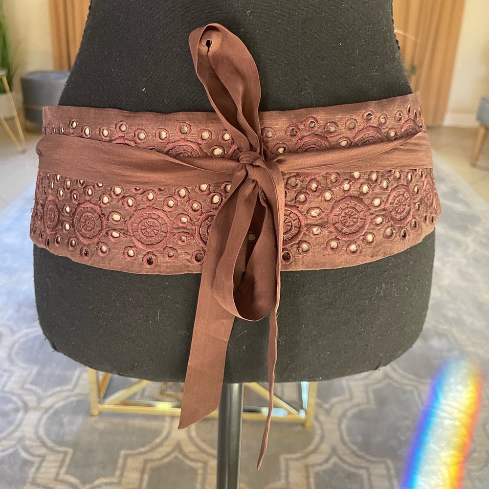 Brown silk belt ajustable by Echo. New